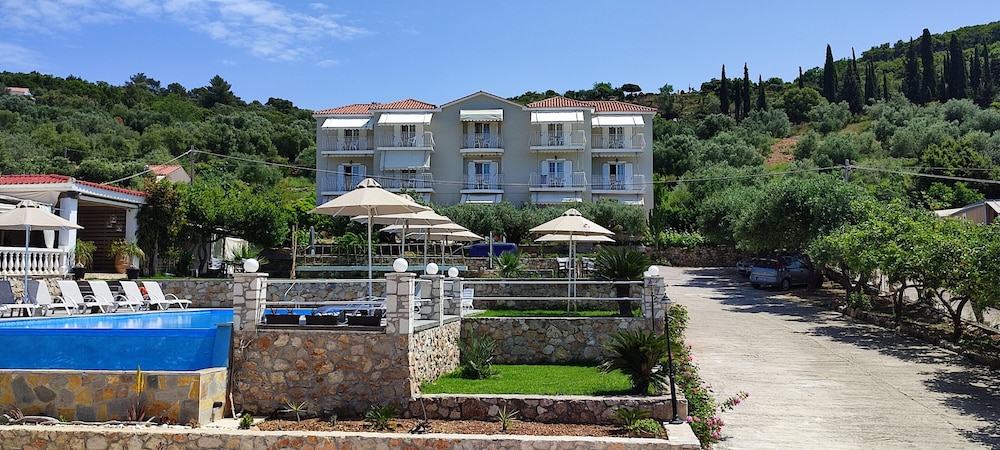 Oskars Studios & Apartments — Hotel building in Lassi, Ionian Islands