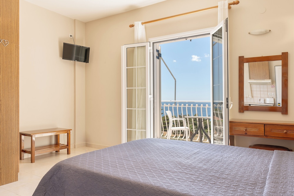 Oskars Studios & Apartments — Hotel rooms in Lassi, Ionian Islands