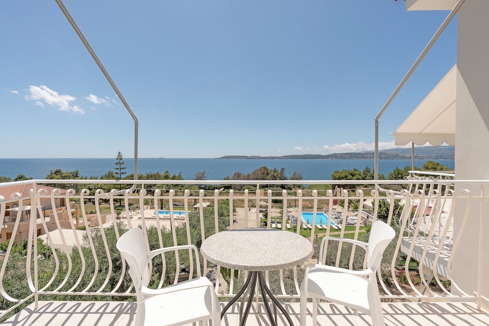 Oskars Studios & Apartments — Swimming pool in Lassi, Ionian Islands