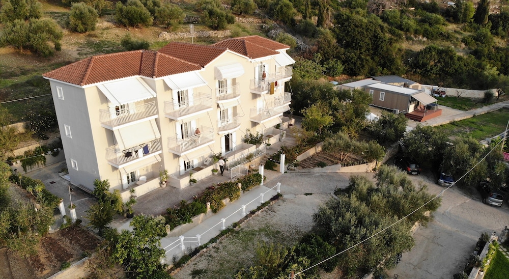 Oskars Studios & Apartments — Hotel building in Lassi, Ionian Islands