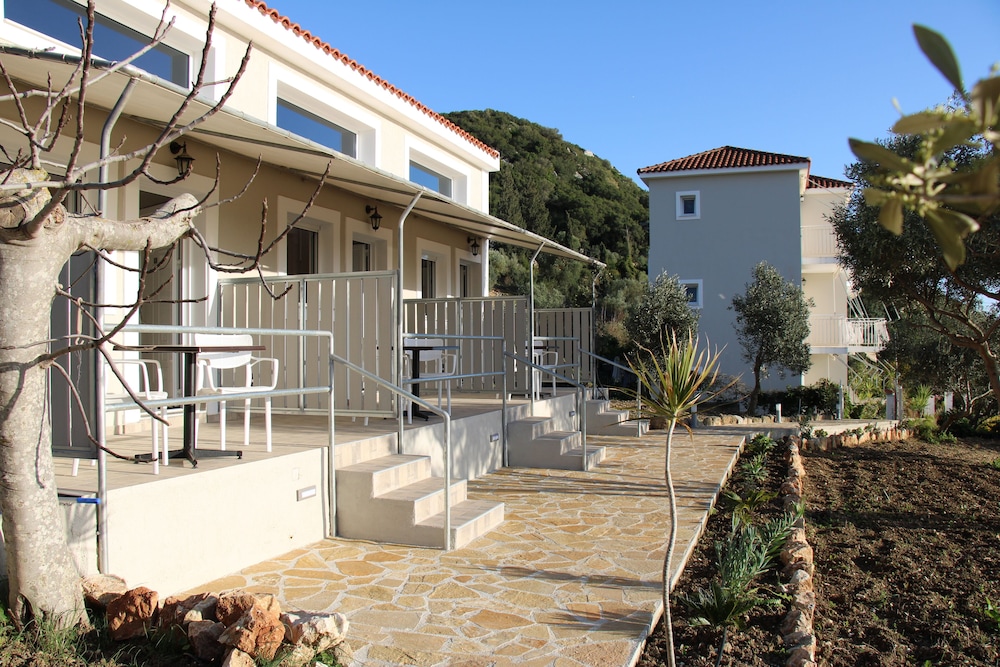 Oskars Studios & Apartments — Hotel building in Lassi, Ionian Islands