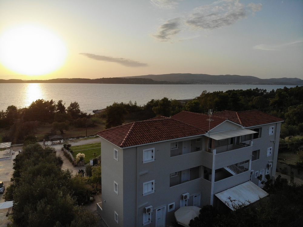 Oskars Studios & Apartments — Hotel building in Lassi, Ionian Islands
