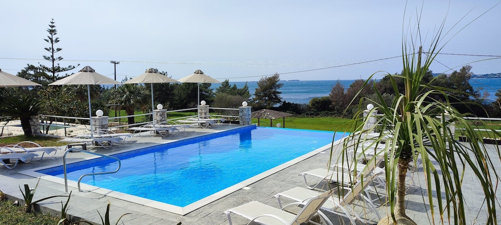 Oskars Studios & Apartments — Swimming pool in Lassi, Ionian Islands