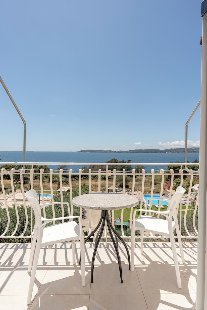 Oskars Studios & Apartments — Swimming pool in Lassi, Ionian Islands