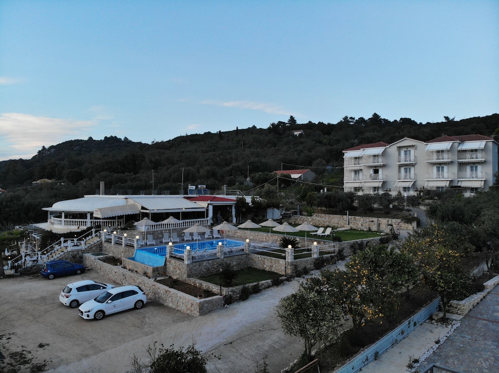 Oskars Studios & Apartments — Swimming pool in Lassi, Ionian Islands