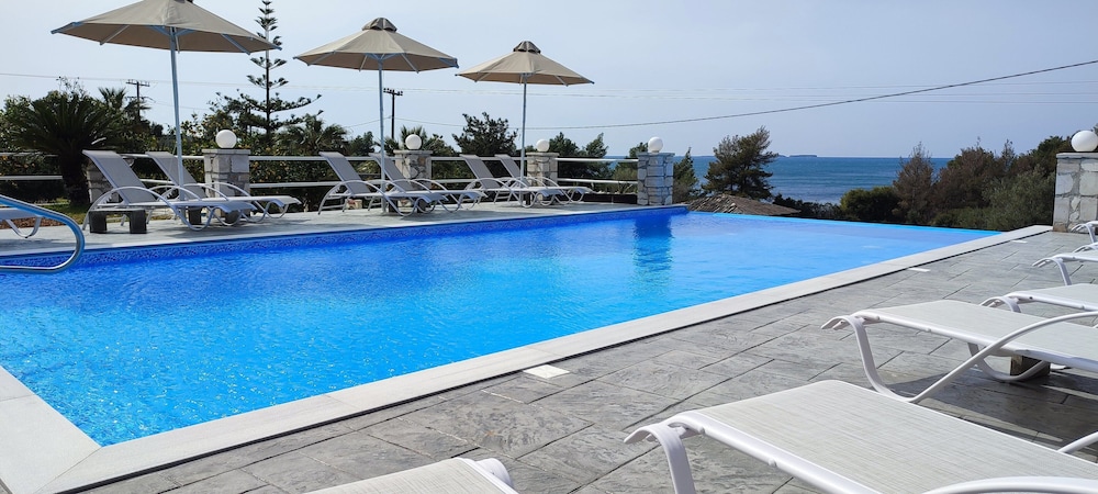 Oskars Studios & Apartments — Swimming pool in Lassi, Ionian Islands