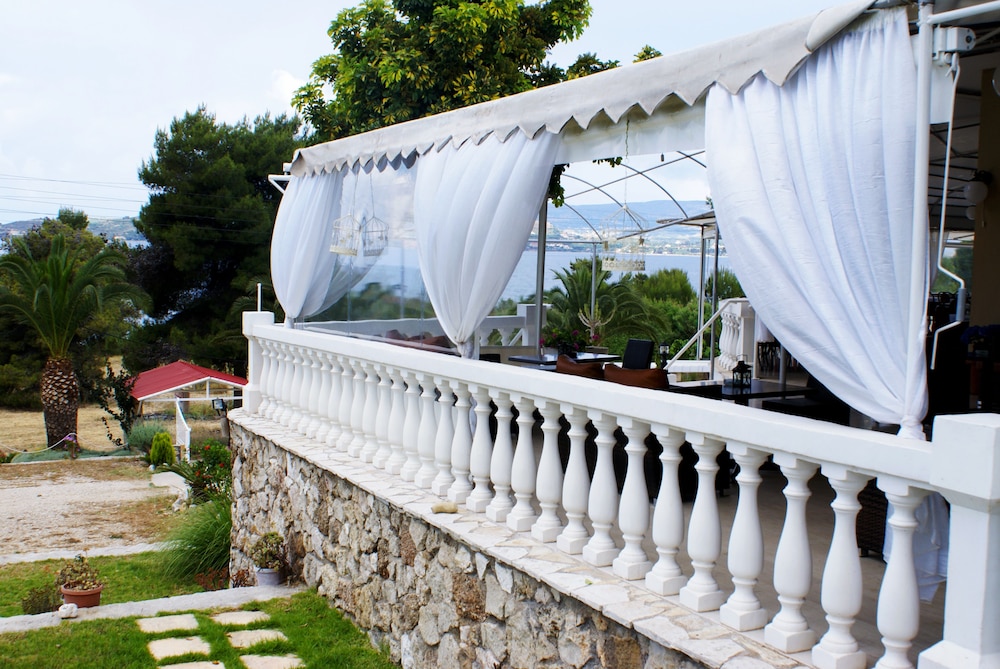 Oskars Studios & Apartments — Restaurant & bars in Lassi, Ionian Islands