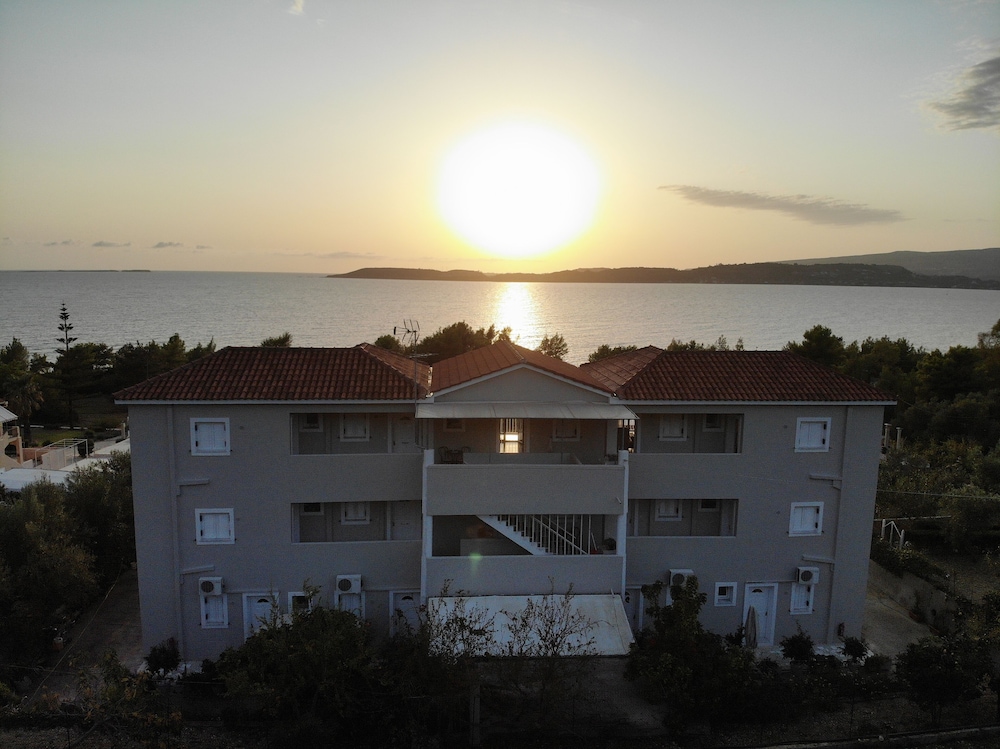 Oskars Studios & Apartments — Hotel building in Lassi, Ionian Islands