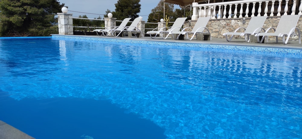 Oskars Studios & Apartments — Swimming pool in Lassi, Ionian Islands