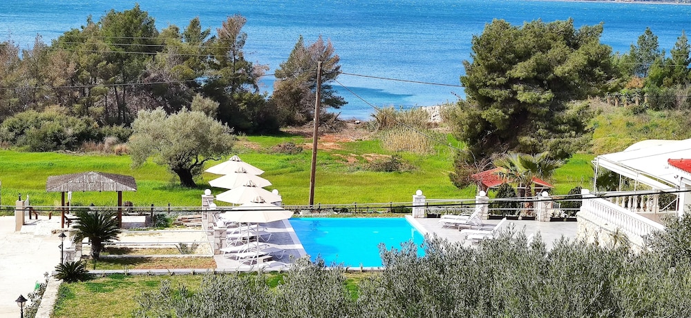 Oskars Studios & Apartments — Swimming pool in Lassi, Ionian Islands
