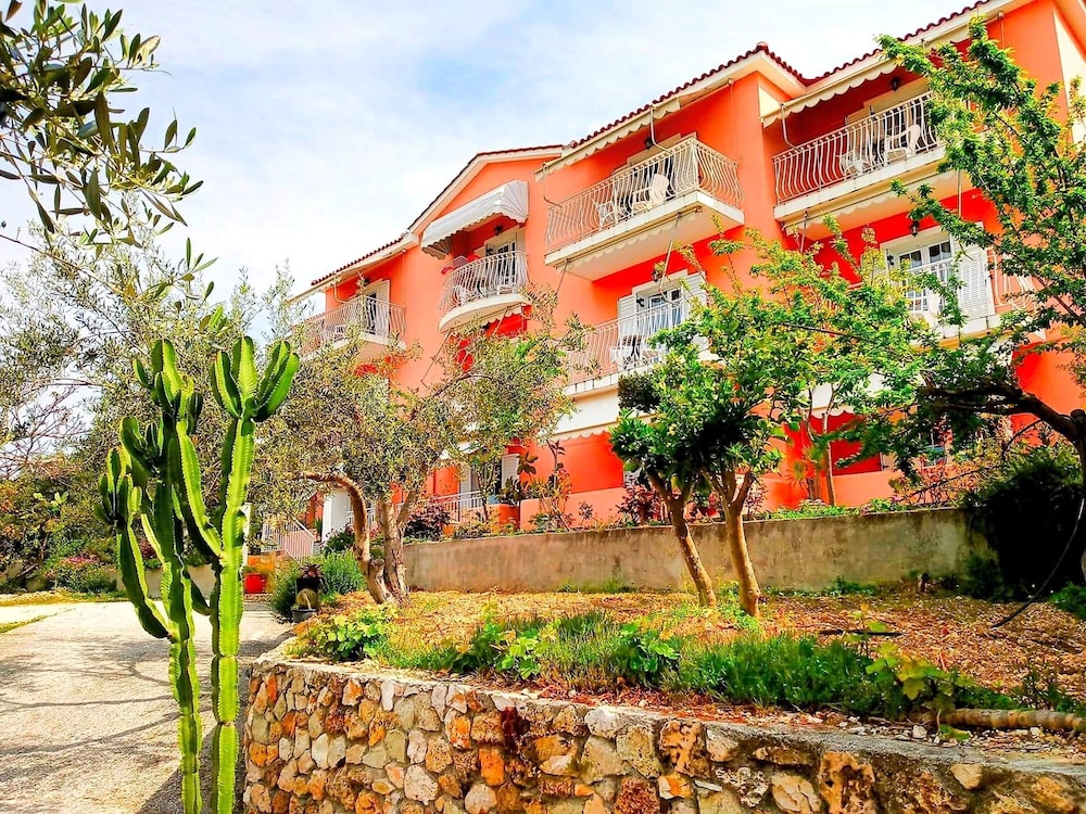 Oskars Studios & Apartments — Hotel building in Lassi, Ionian Islands