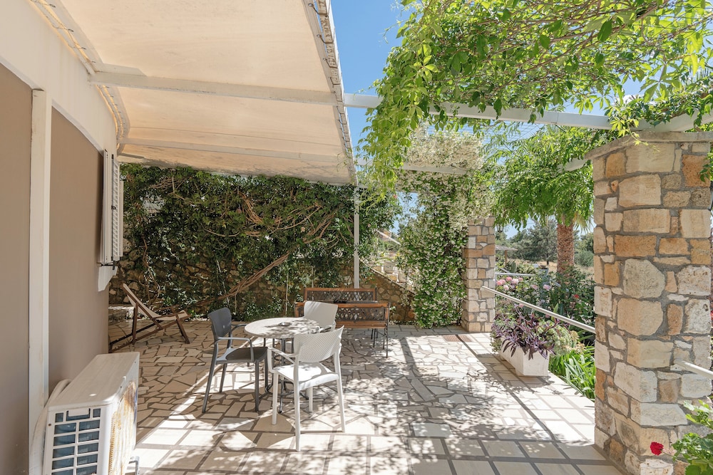 Oskars Studios & Apartments — Hotel building in Lassi, Ionian Islands