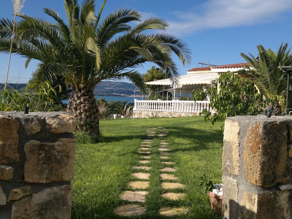 Oskars Studios & Apartments — Hotel building in Lassi, Ionian Islands