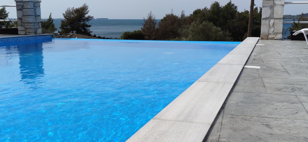Oskars Studios & Apartments — Swimming pool in Lassi, Ionian Islands