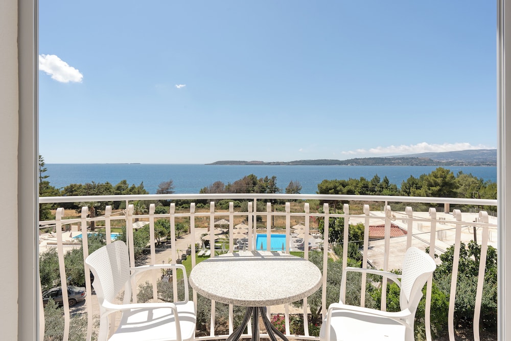 Oskars Studios & Apartments — Swimming pool in Lassi, Ionian Islands
