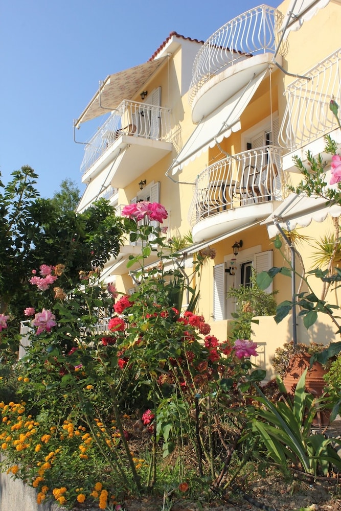 Oskars Studios & Apartments — Hotel building in Lassi, Ionian Islands