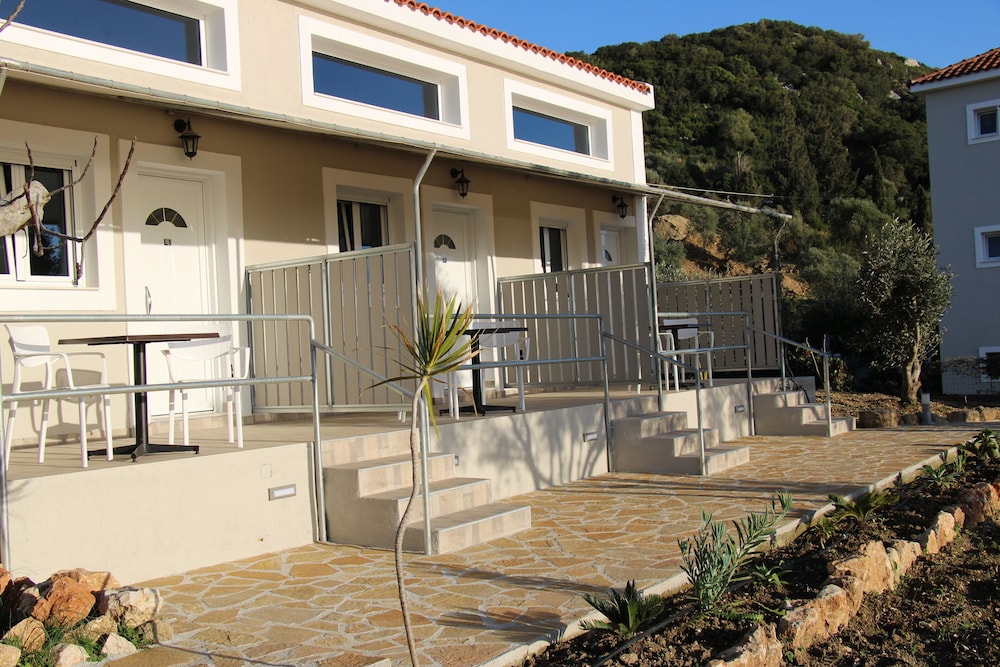 Oskars Studios & Apartments — Hotel building in Lassi, Ionian Islands
