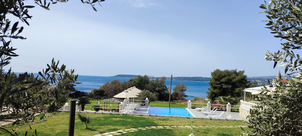 Oskars Studios & Apartments — Swimming pool in Lassi, Ionian Islands