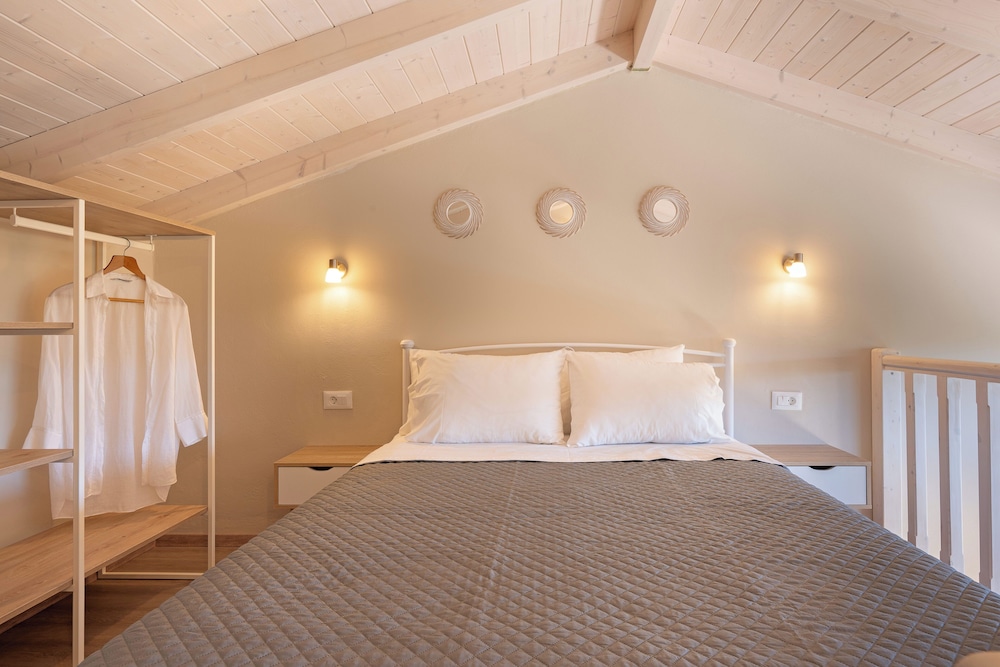 Oskars Studios & Apartments — Hotel rooms in Lassi, Ionian Islands