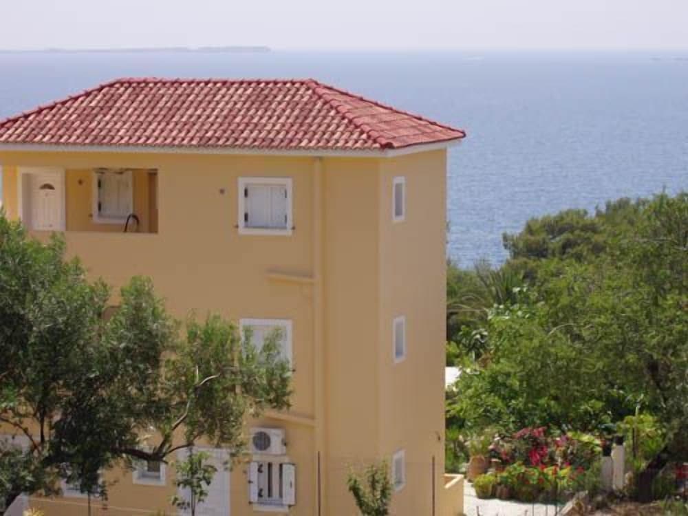 Oskars Studios & Apartments — Hotel building in Lassi, Ionian Islands