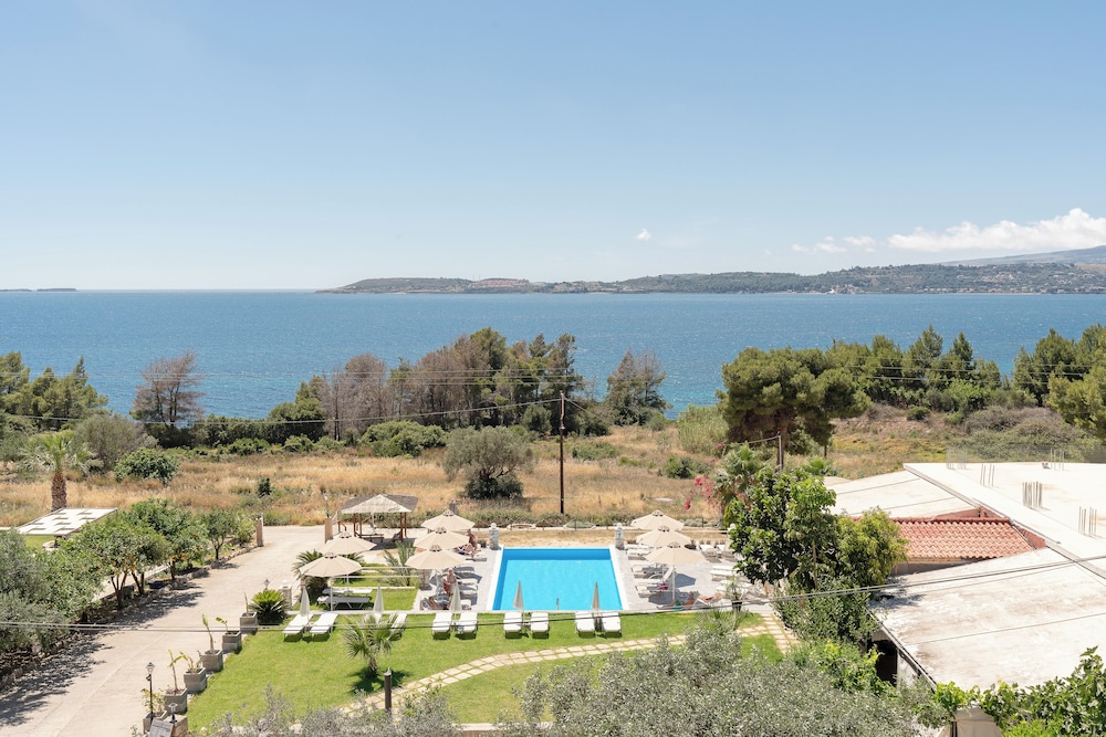 Oskars Studios & Apartments — Swimming pool in Lassi, Ionian Islands