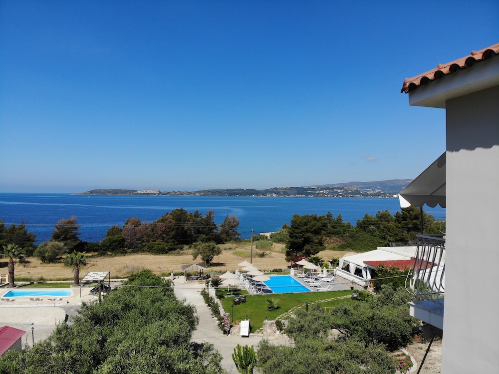 Oskars Studios & Apartments — Swimming pool in Lassi, Ionian Islands