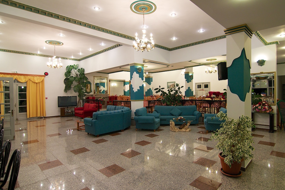 Panorama Hotel — Hotel building in Lesvos Island