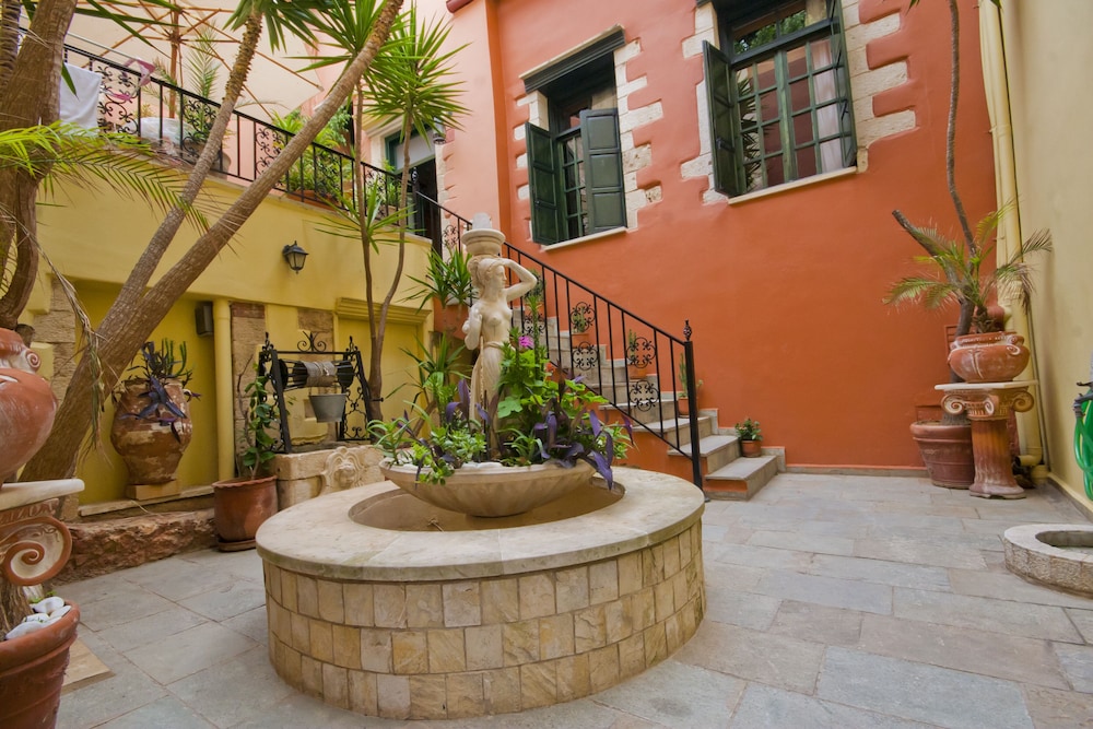 Casa Leone Hotel — Hotel building in Chania