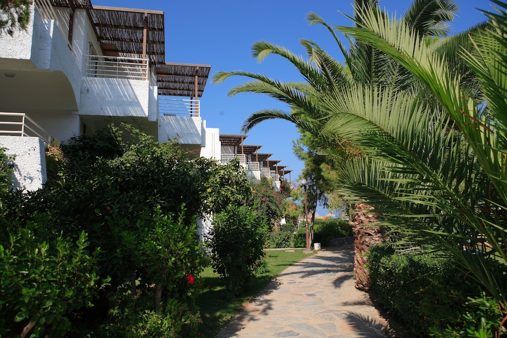 Apollonia Beach Resort & Spa — Hotel building in Gazi