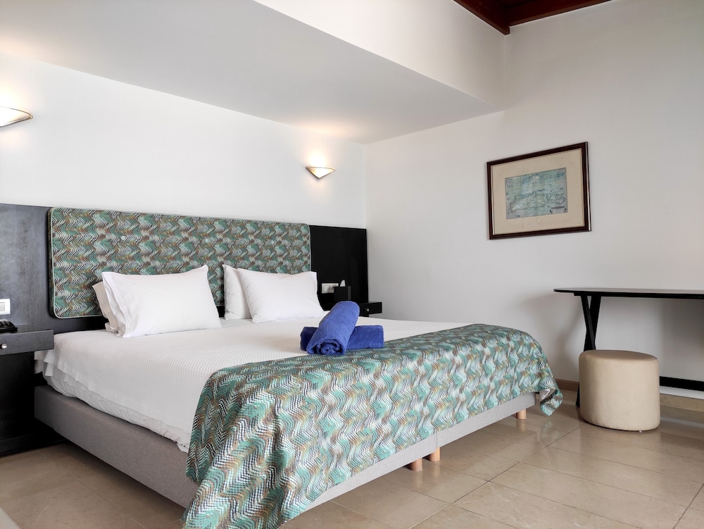 Apollonia Beach Resort & Spa — Hotel rooms in Gazi
