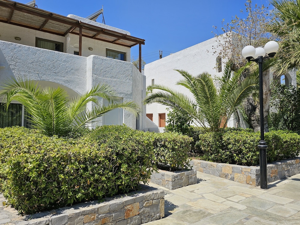 Apollonia Beach Resort & Spa — Hotel building in Gazi