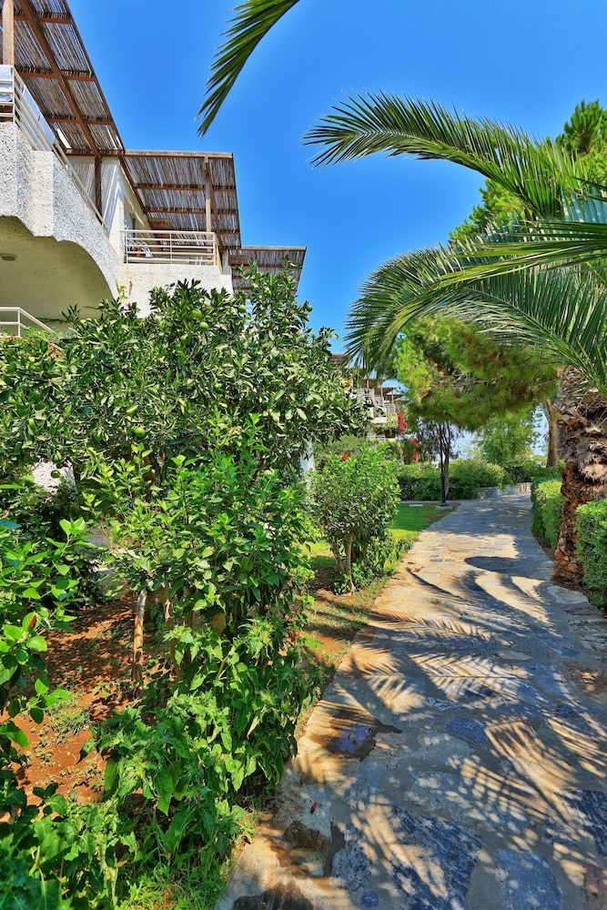 Apollonia Beach Resort & Spa — Hotel building in Gazi