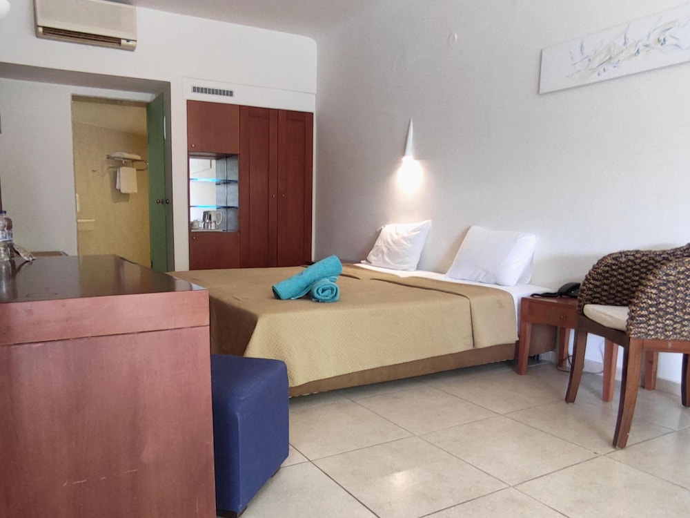 Apollonia Beach Resort & Spa — Hotel rooms in Gazi