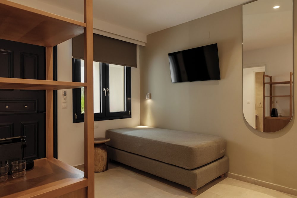 Nami Hotel & Suites — Hotel rooms in Stalida