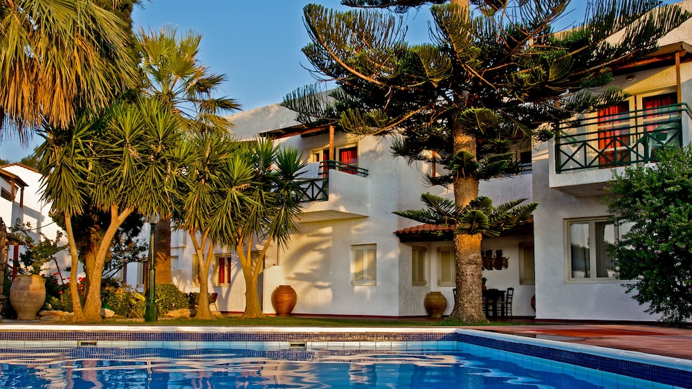 Classic Apartments — Hotel building in Hersonissos