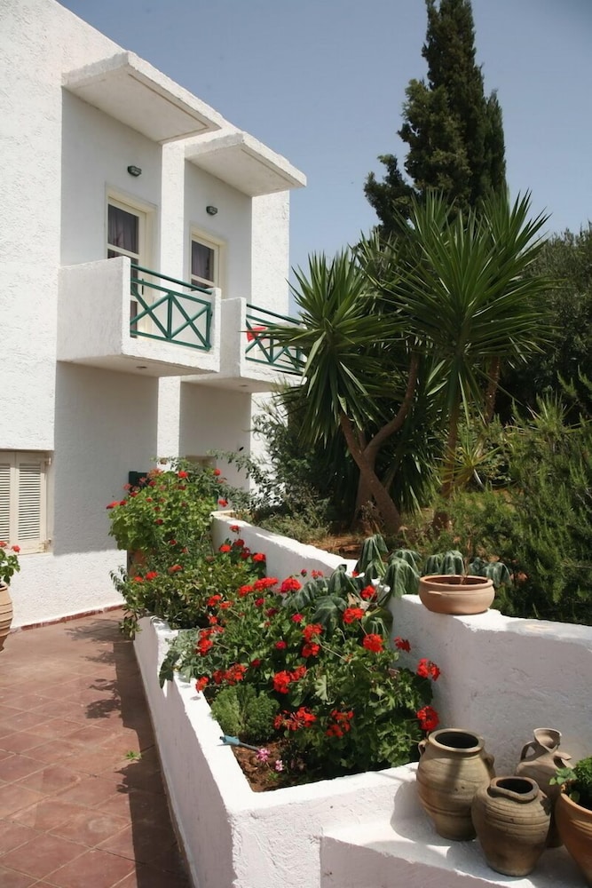 Classic Apartments — Hotel building in Hersonissos