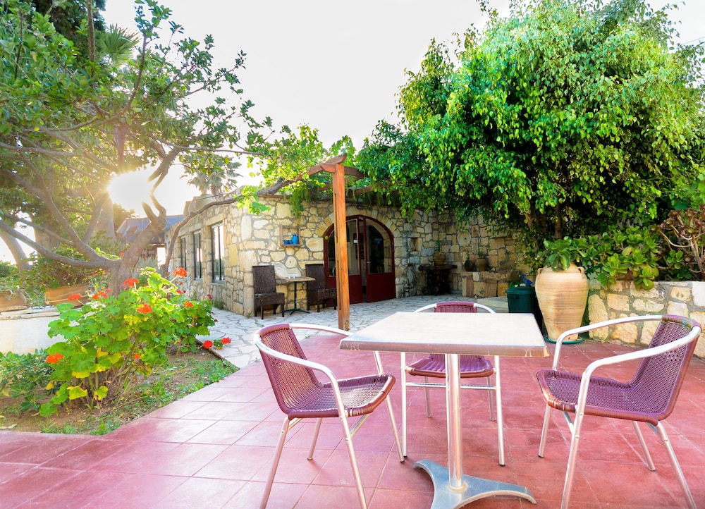 Classic Apartments — Hotel building in Hersonissos