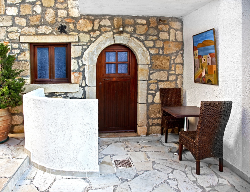 Classic Apartments — Hotel building in Hersonissos