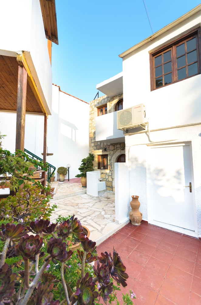 Classic Apartments — Hotel building in Hersonissos