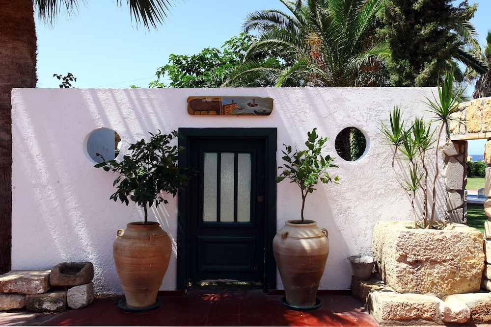 Classic Apartments — Hotel building in Hersonissos