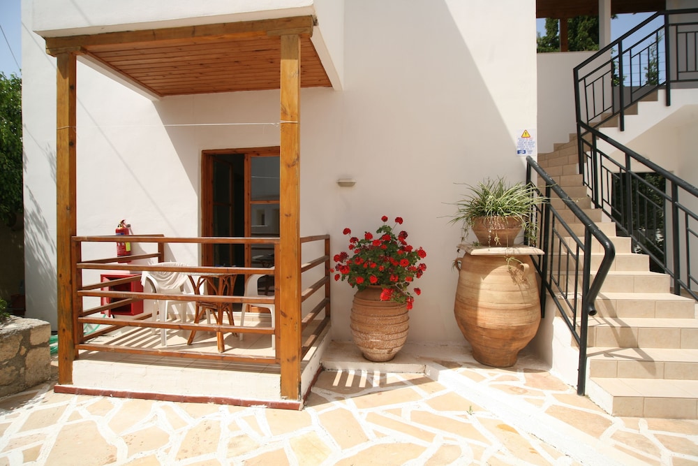 Classic Apartments — Hotel building in Hersonissos