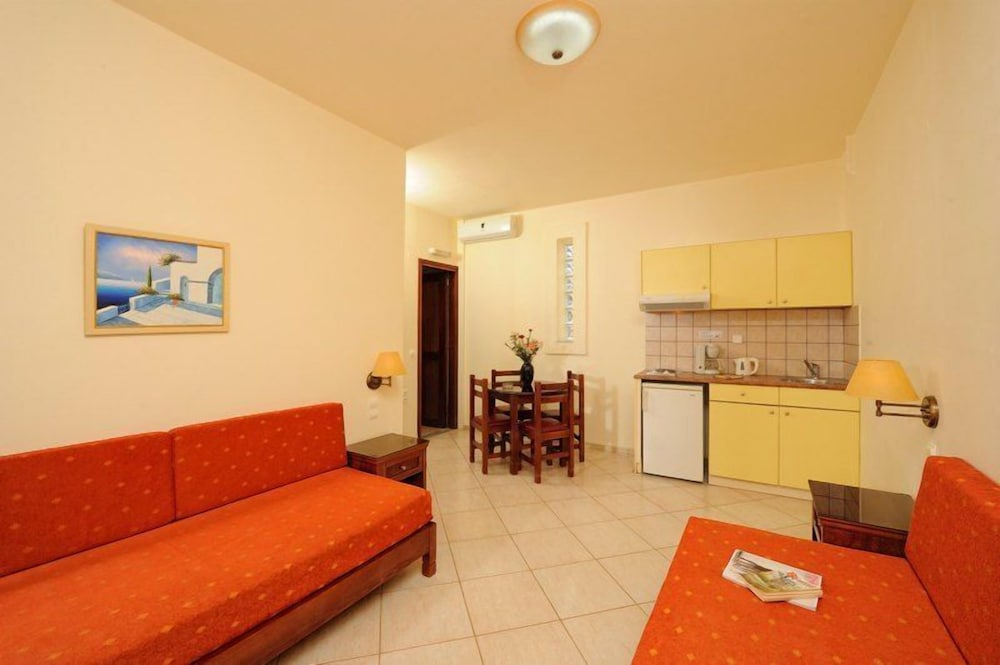 Maria Lambis Apartments — Hotel rooms in Stalida