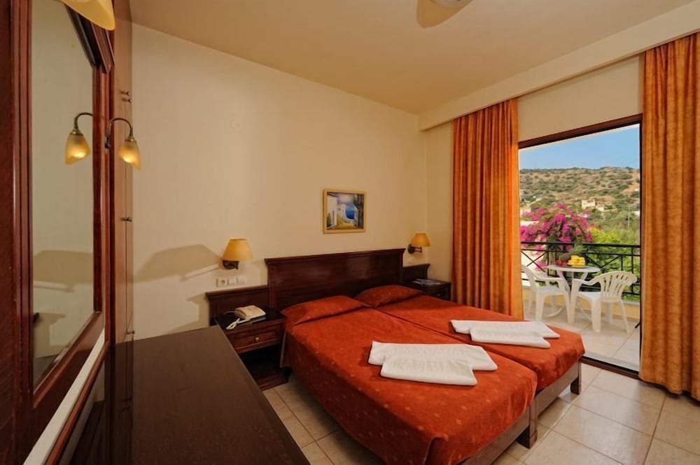 Maria Lambis Apartments — Hotel rooms in Stalida