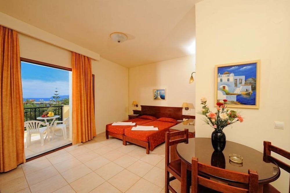 Maria Lambis Apartments — Hotel rooms in Stalida