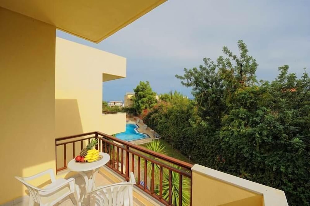 Maria Lambis Apartments — Swimming pool in Stalida