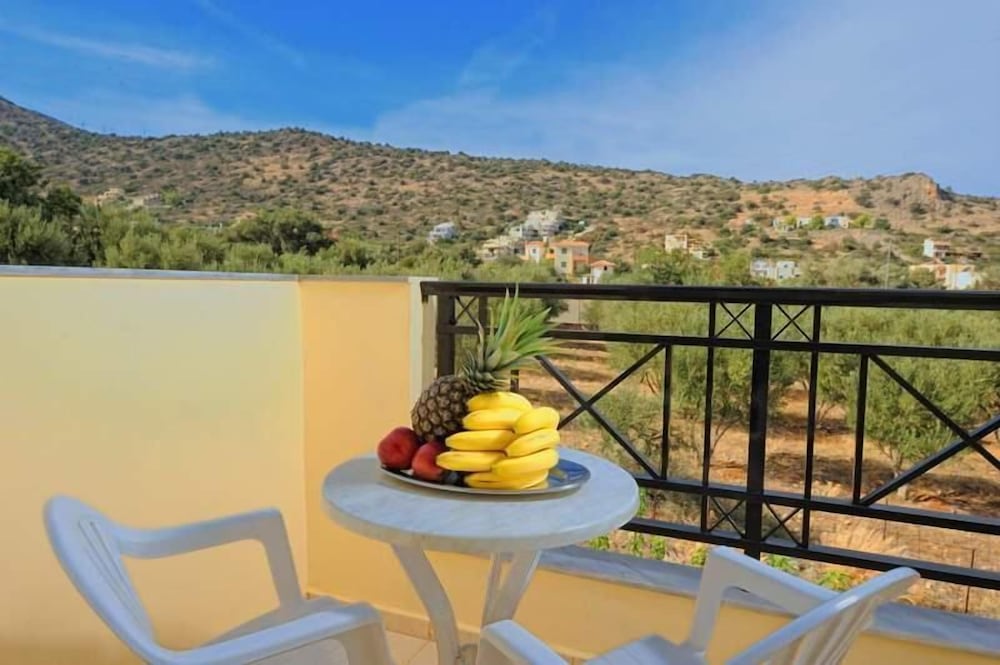 Maria Lambis Apartments — Hotel rooms in Stalida