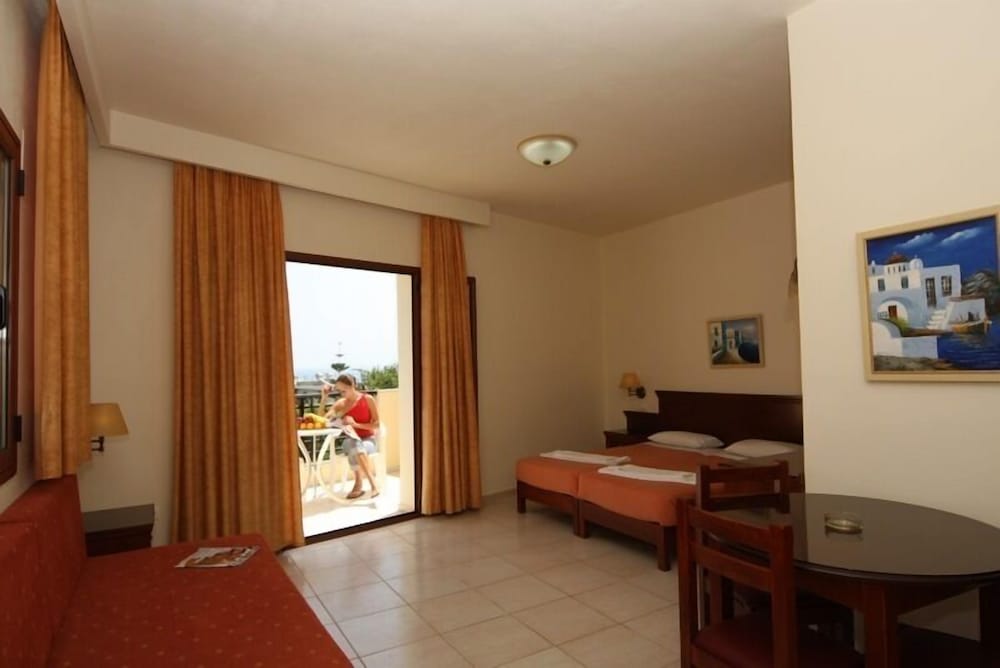 Maria Lambis Apartments — Hotel rooms in Stalida