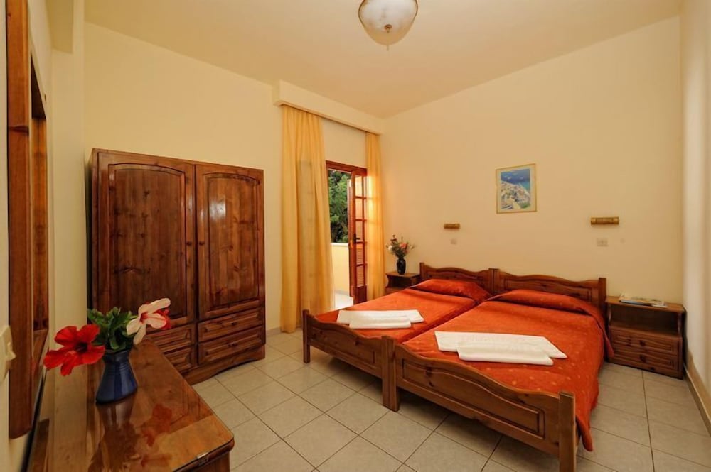 Maria Lambis Apartments — Hotel rooms in Stalida