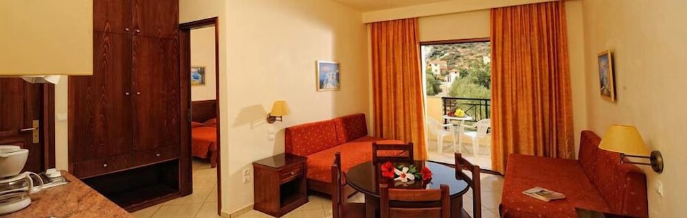 Maria Lambis Apartments — Hotel rooms in Stalida