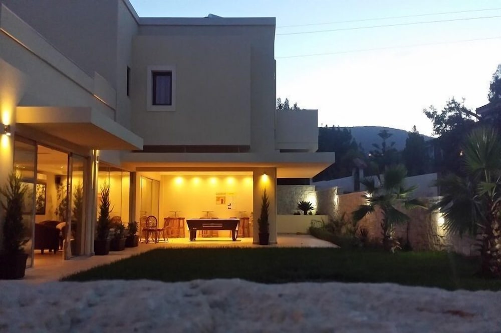 Maria Lambis Apartments — Hotel building in Stalida